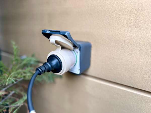 Shelly · Plug &amp; Play "Outdoor Plug S Gen3" · Zwischenstecker für draußen · 12A · Messfunktion · WLAN · Matter · BT