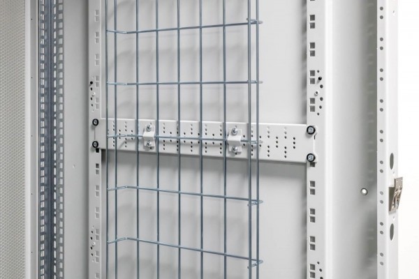 Triton 19&quot;zbh.Drahtkabelführungsrinne incl. Mont.leisten, 27/32/37HE Tiefe 900, schwarz, für RMA-N1/RZA-N1/RTA/RYA/RDA, Rinne 300x50,